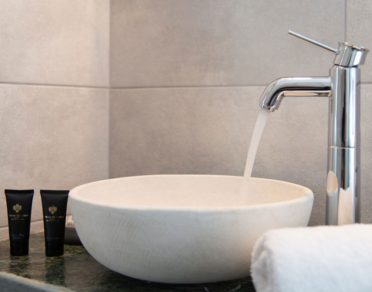 Μοντέρνο μπάνιο στα τρίχωρα διαμερίσματα