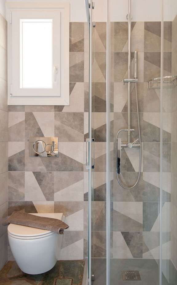 Μοντέρνο μπάνιο στα τρίχωρα διαμερίσματα