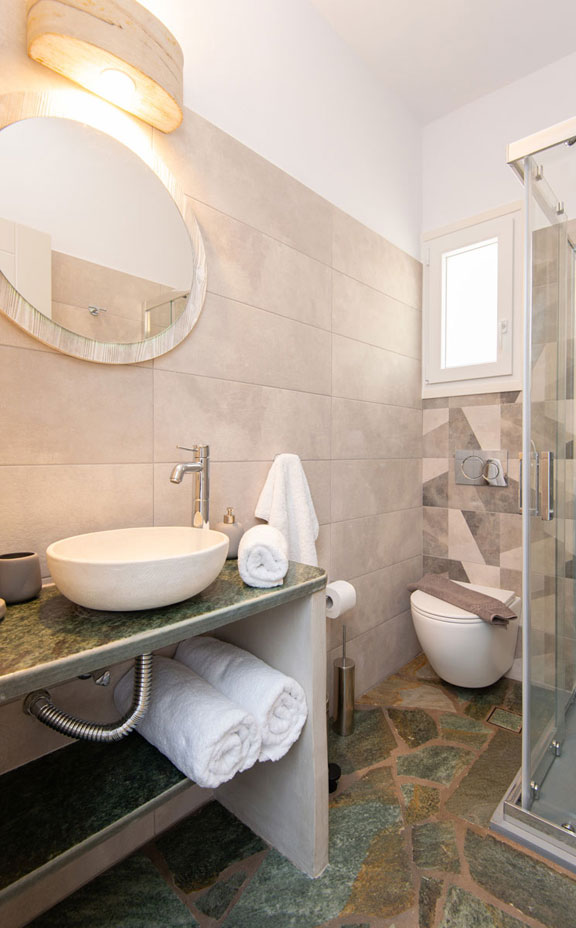 Μοντέρνο μπάνιο στα τρίχωρα διαμερίσματα