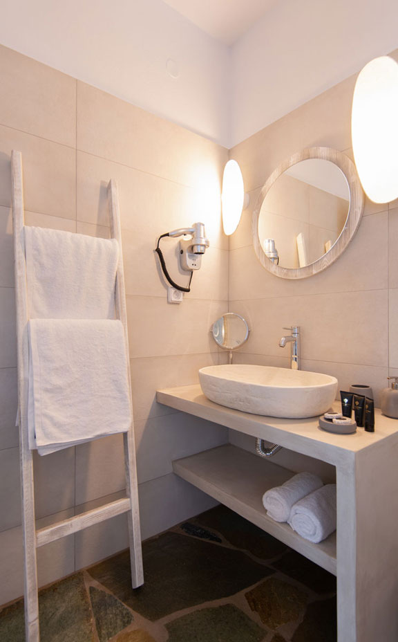 Μοντέρνο μπάνιο στα τρίχωρα διαμερίσματα