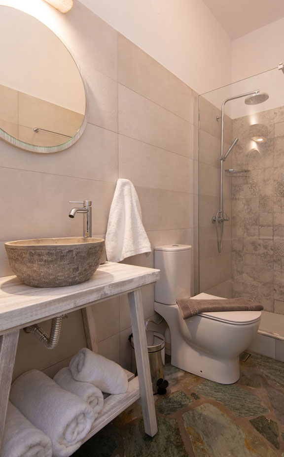 Μοντέρνο μπάνιο στα δίχωρα διαμερίσματα