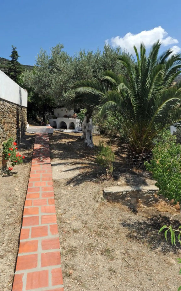 Εξωτερικοί χώροι στη Βίλα Βαθύ στη Σίφνο