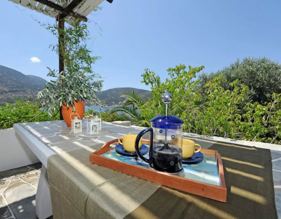 Μεγάλη βεράντα με τραπέζι φαγητού