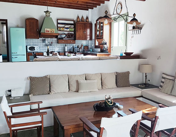 Η κουζίνα και το καθιστικό στη Βίλα Βαθύ