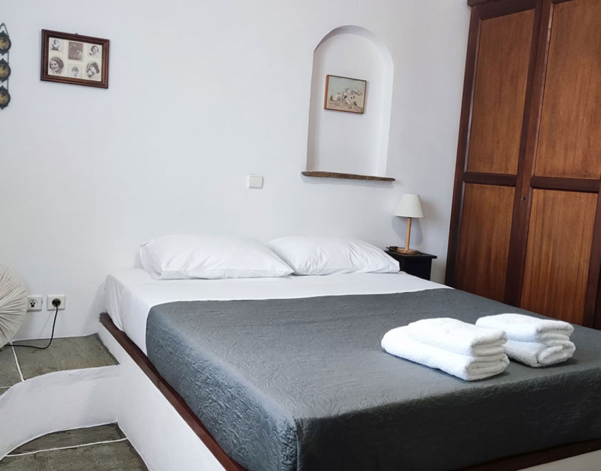 Το κυρίως υπνοδωμάτιο με διπλό κρεβάτι