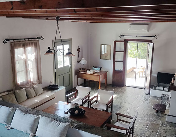 Ευρύχωρο καθιστικό στη Βίλα Βαθύ στη Σίφνο