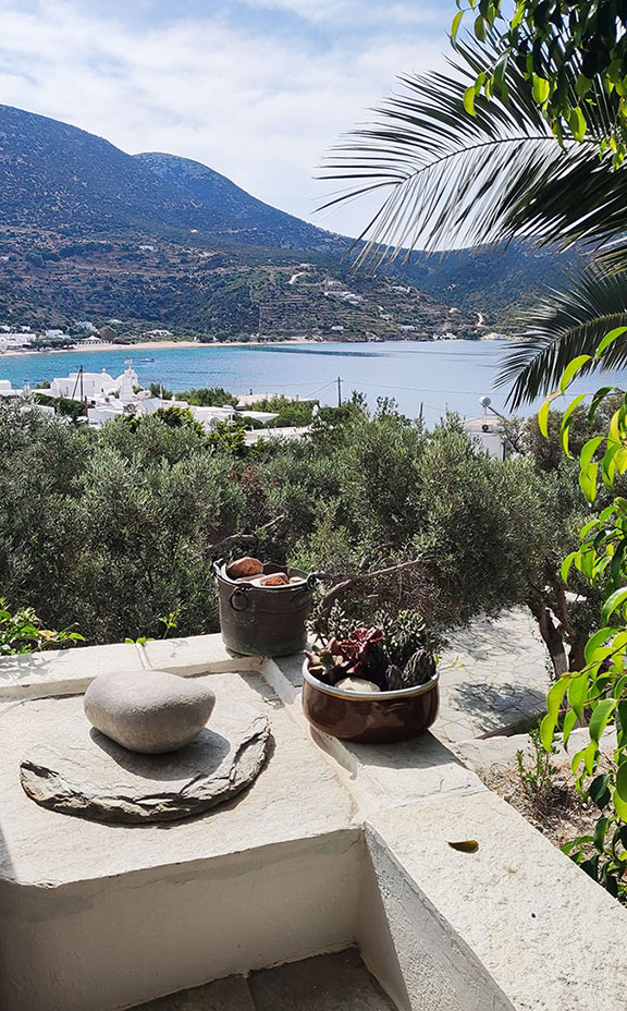 Θέα στη θάλασσα και στον κόλπο του Βαθιού