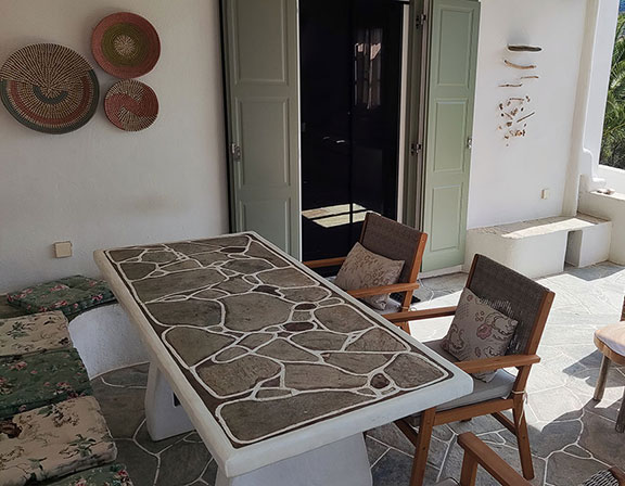 Βεράντα με τραπέζι φαγητού