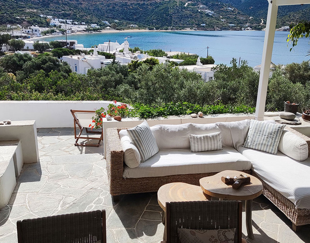 Θέα στη θάλασσα και στον κόλπο του Βαθιού